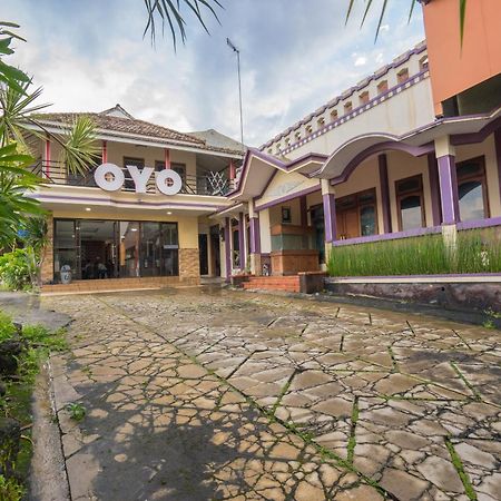 Oyo Bunga Matahari Guest House And Hotel Batu  Esterno foto