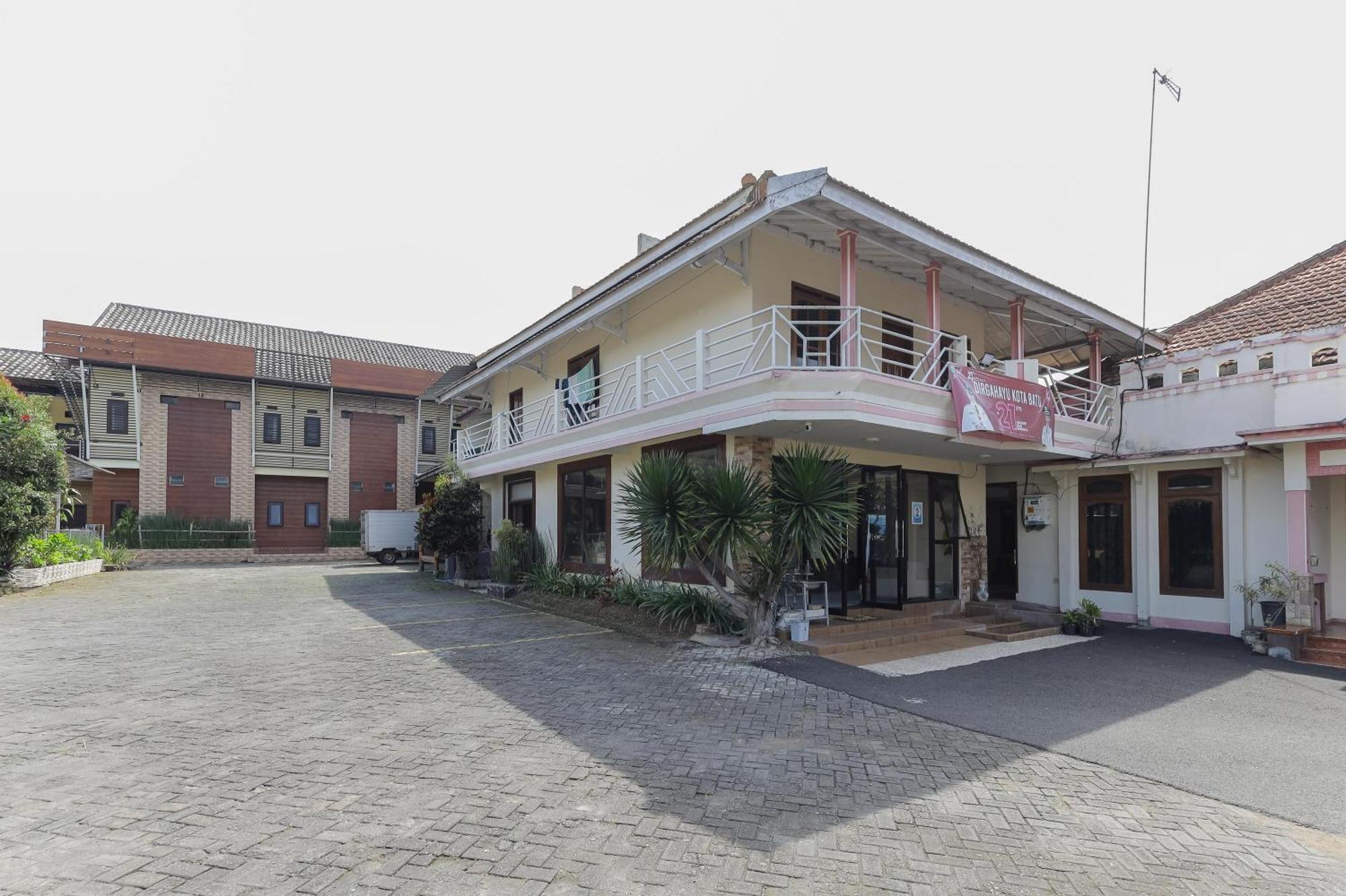 Oyo Bunga Matahari Guest House And Hotel Batu  Esterno foto