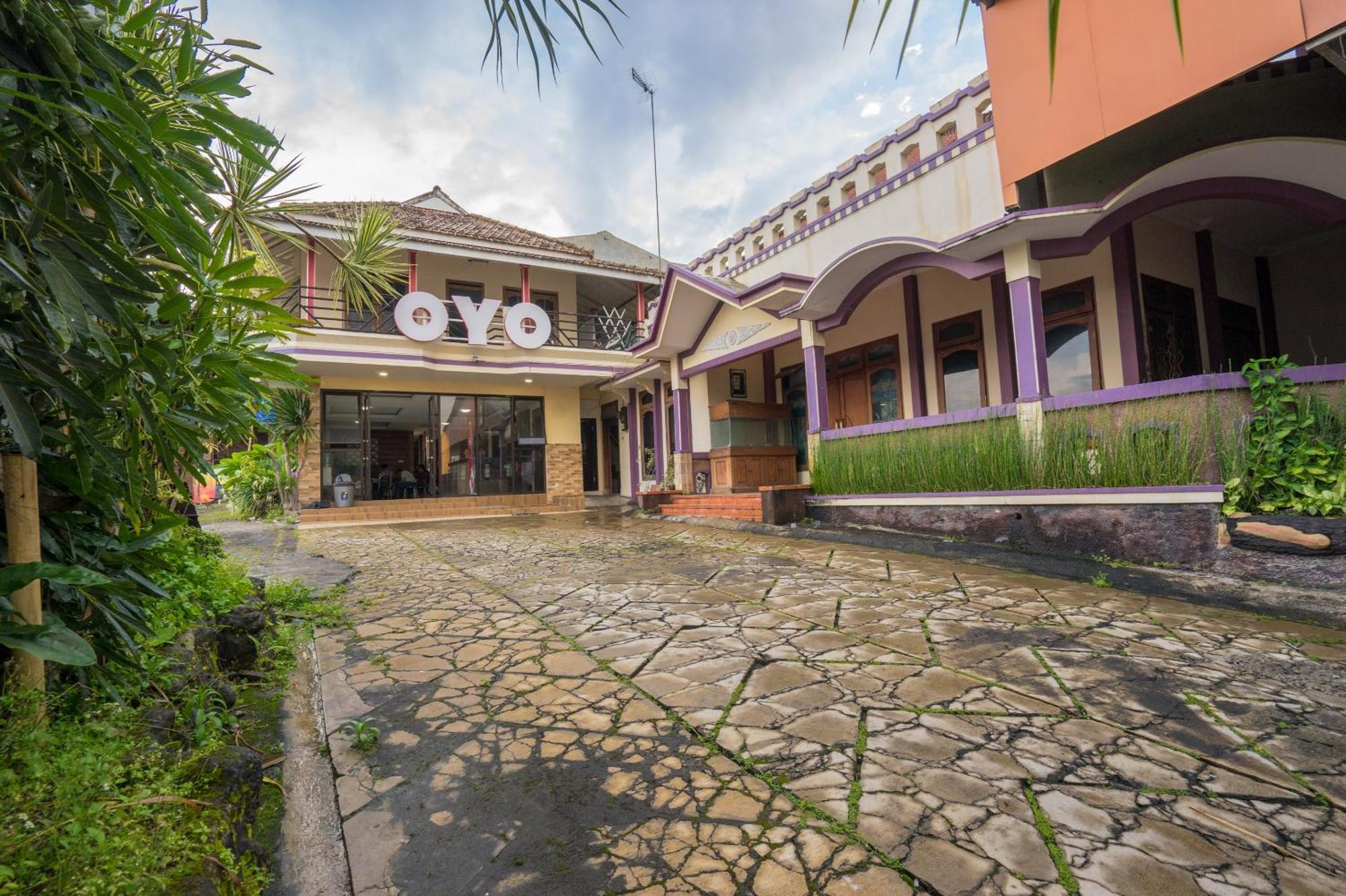 Oyo Bunga Matahari Guest House And Hotel Batu  Esterno foto